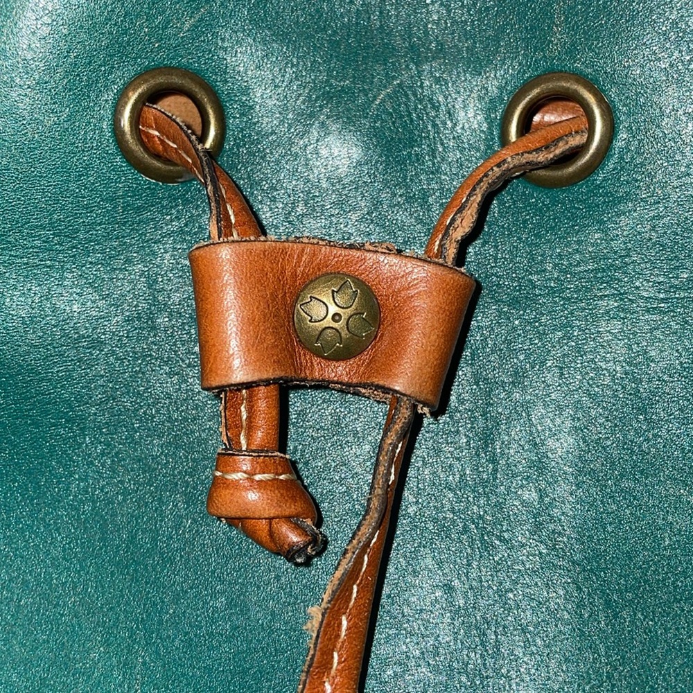 Patricia Nash Brindisi Bucket bag drawstring leather crossbody in jade - Picture 4 of 15